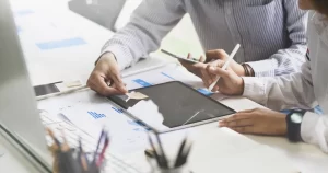 A structured roadmap infographic detailing ten essential pillars for effective sales training and development to drive team performance