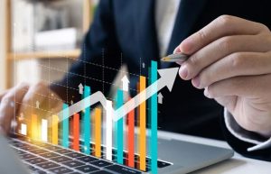 Infographic showing 5 tips for enhancing sales forecasting accuracy, featuring business icons for data analysis, sales pipeline management, and strategic planning.