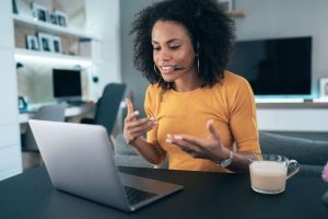 A professional woman wearing a headset, presenting a visual guide for building an efficient B2B sales process via video conference.