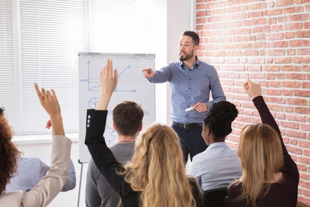 A sales manager providing b2b sales training to an employee to improve sales coaching effectiveness and team productivity