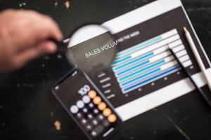 Infographic showing 32% higher win rates and 28% higher quota attainment achieved by dedicated sales coaches vs player-coach models in B2B sales organizations